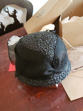 VINTAGE STRAW BLACK BEAUTY HAT